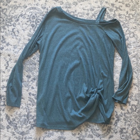 Tops - Cold shoulder top